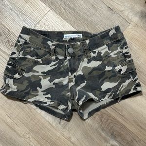 Wanna betta butt? camo shorts
